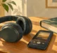 Cuffie, smartphone e libro su un tavolo durante l’ascolto di un audiolibro