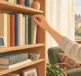 Libreria di casa con libri ben conservati e termoigrometro per controllare umidità e temperatura