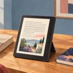 Ebook reader a colori con illustrazione, libro aperto e fumetto su un tavolo